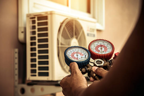 Professional Ac Installation technician working in Machesney Park, IL